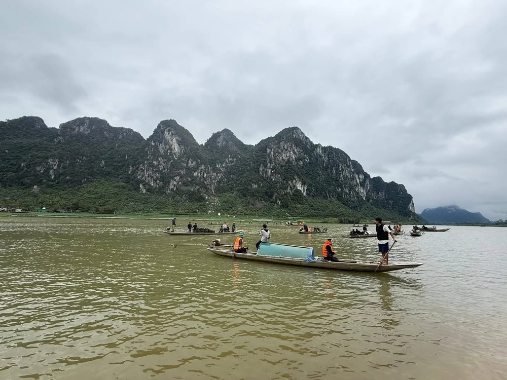 Lật thuyền trên sông Gianh, nhiều người mất tích - ảnh 1