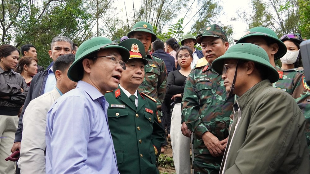 Trắng đêm tìm kiếm nạn nhân vụ chìm đò trên sông Gianh - ảnh 2