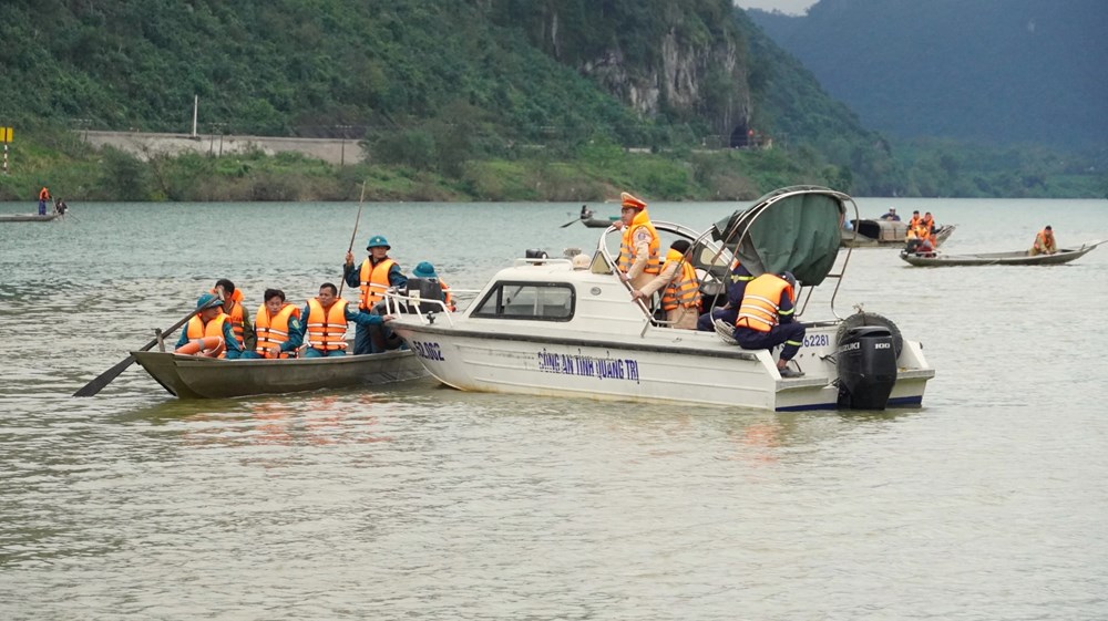 Trắng đêm tìm kiếm nạn nhân vụ chìm đò trên sông Gianh - ảnh 1