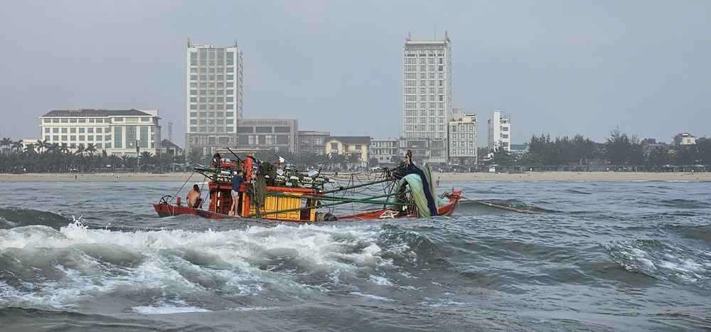 Ngư dân vật lộn với sóng lớn  - ảnh 1
