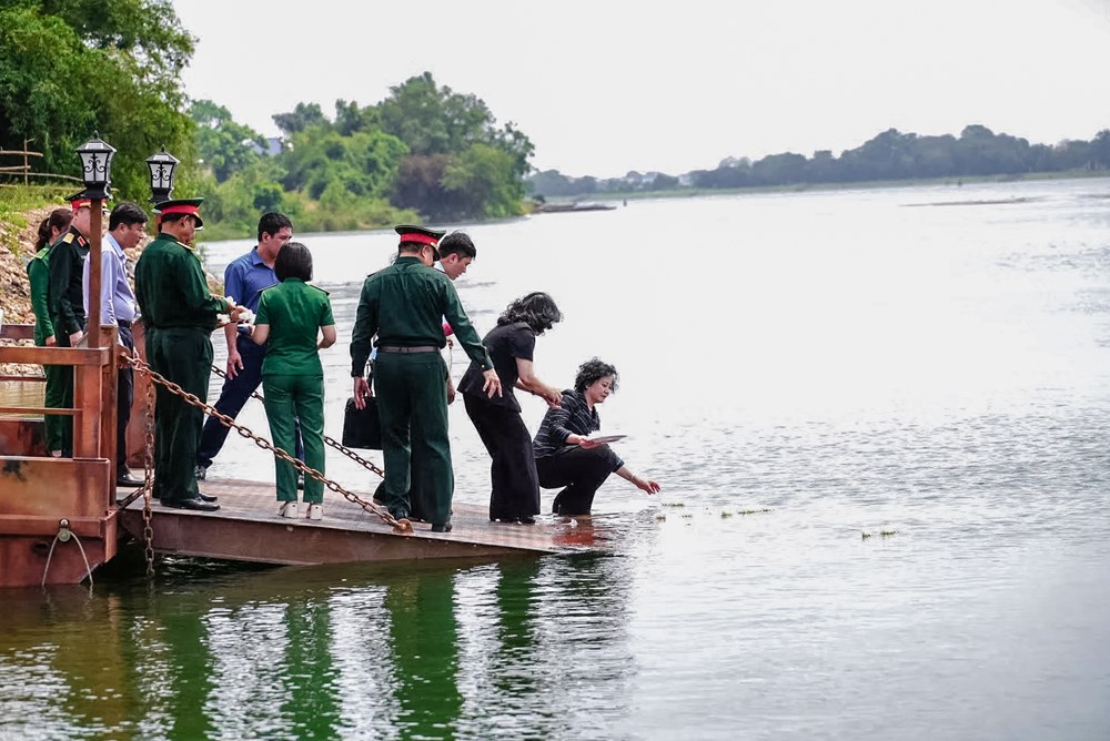 Phó Thủ tướng Phạm Thị Thanh Trà dâng hương tại Bến phà II Long Đại - ảnh 1