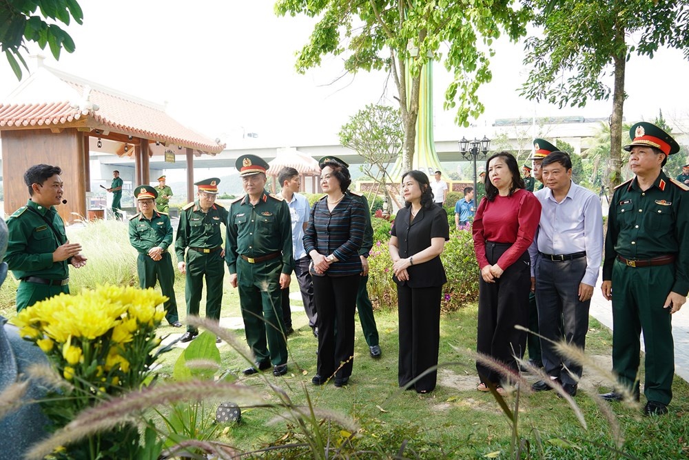 Phó Thủ tướng Phạm Thị Thanh Trà dâng hương tại Bến phà II Long Đại - ảnh 2