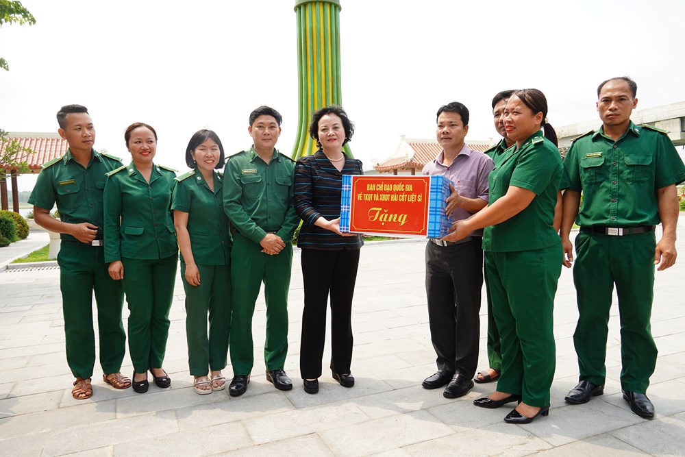 Phó Thủ tướng Phạm Thị Thanh Trà dâng hương tại Bến phà II Long Đại - ảnh 3