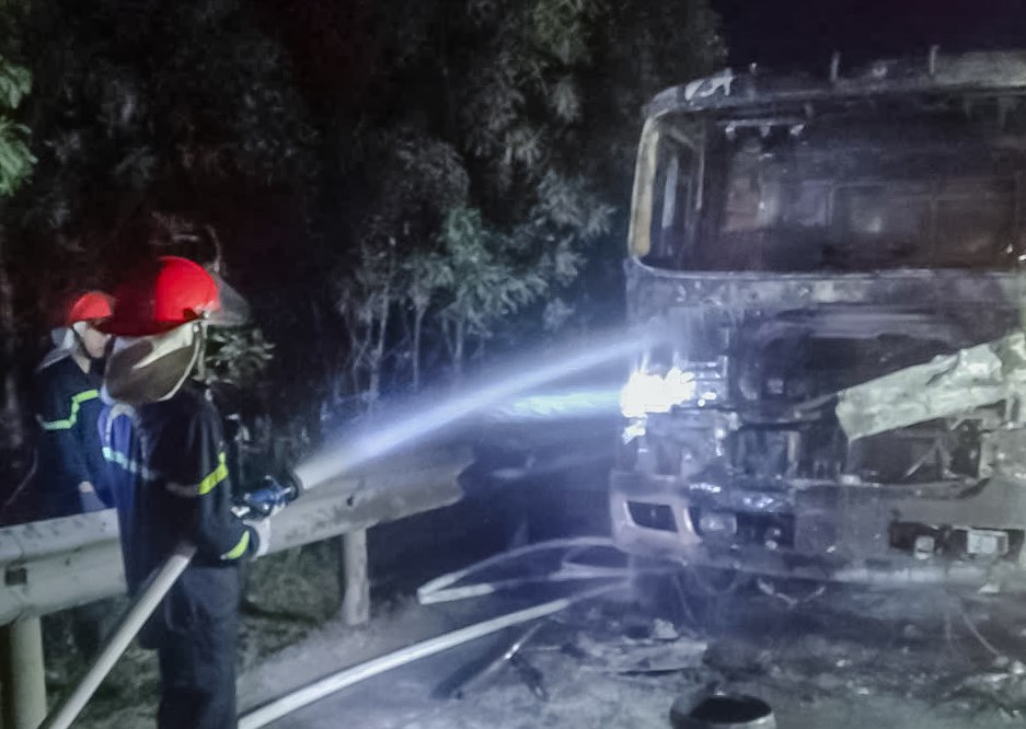Quảng Trị: Xe đầu kéo bốc cháy trên Quốc lộ 12A - ảnh 1