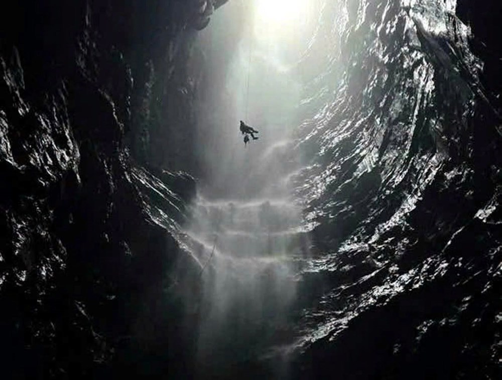 Phong Nha - Kẻ Bàng phát hiện hang động mới sâu 350m chứa thác nước kỳ vĩ - ảnh 1