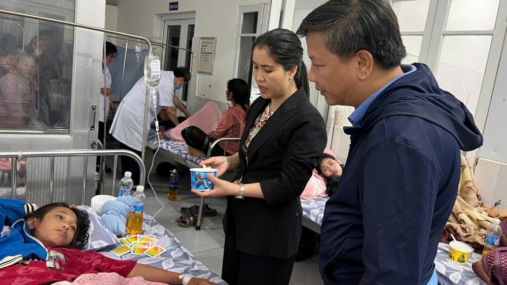  Nhiều người có dấu hiệu ngộ độc thực phẩm sau khi ăn bánh mì - ảnh 1