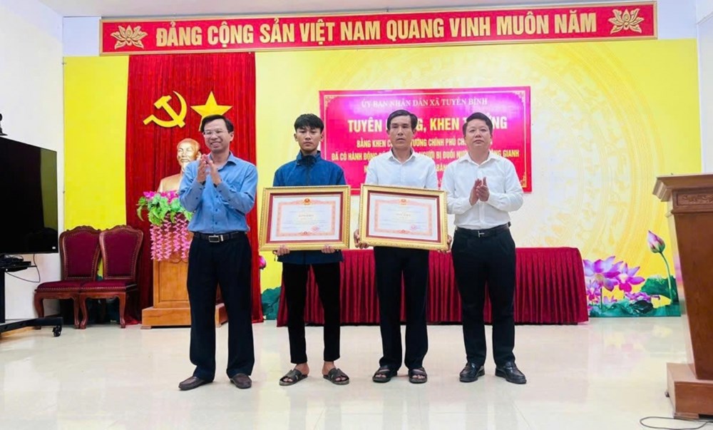 Tặng Bằng khen của Thủ tướng cho các cá nhân cứu người đuối nước trên sông Gianh - ảnh 1