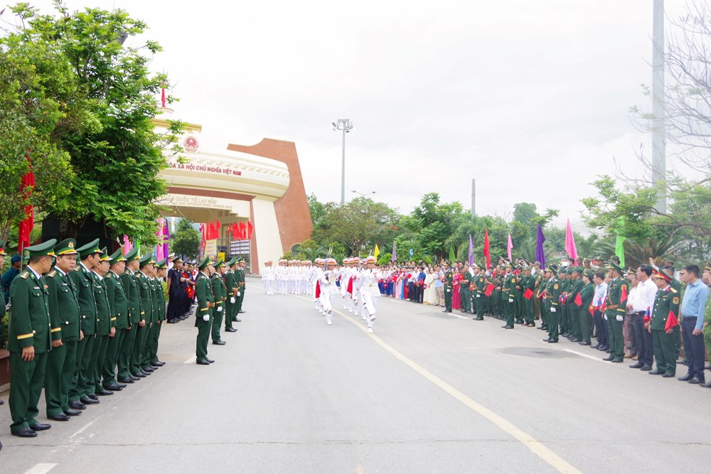Đón hài cốt quân tình nguyện Việt Nam hi sinh tại Lào - ảnh 1