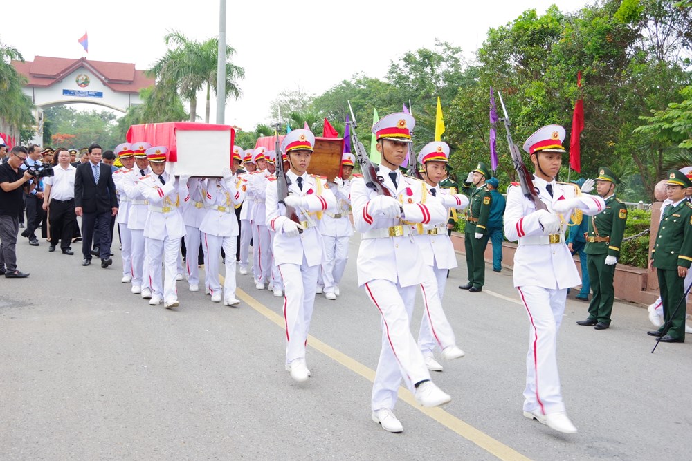 Đón hài cốt quân tình nguyện Việt Nam hi sinh tại Lào - ảnh 2