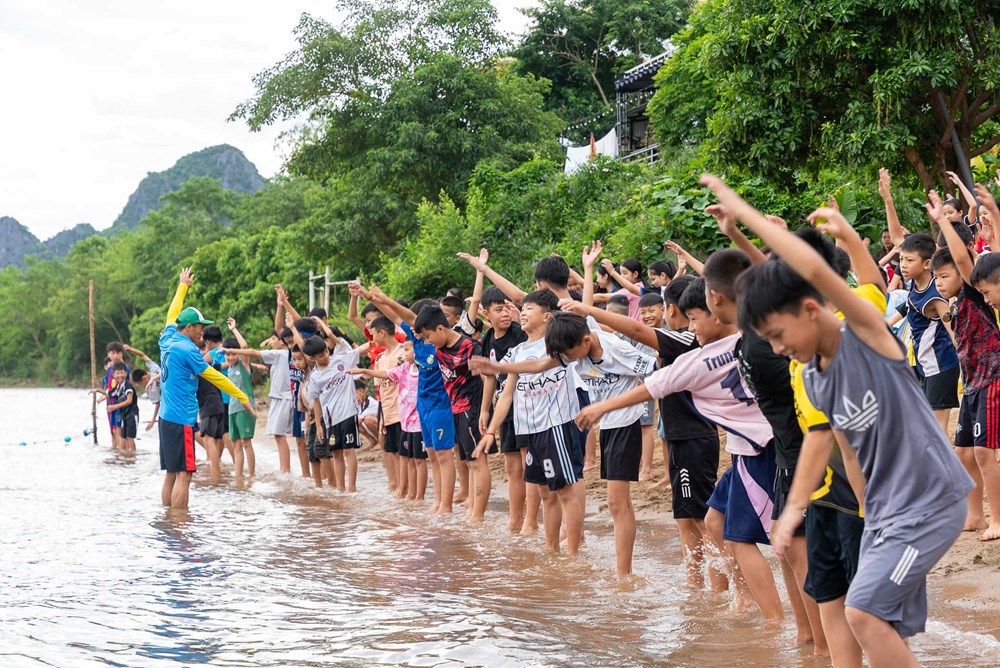 Hơn 1.000 suất học bơi miễn phí cho trẻ em vùng Phong Nha - ảnh 3
