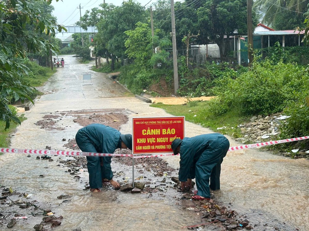 Mưa lớn, nhiều ngầm tràn bị ngập cục bộ - ảnh 1