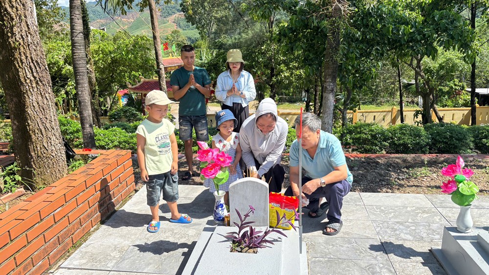 Những tấm bia mộ đi tìm người thân - ảnh 2