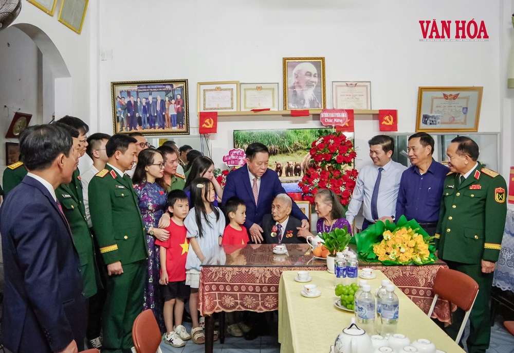 Đại tướng Nguyễn Trọng Nghĩa trao Huy hiệu 80 năm tuổi Đảng tại Quảng Trị - ảnh 1