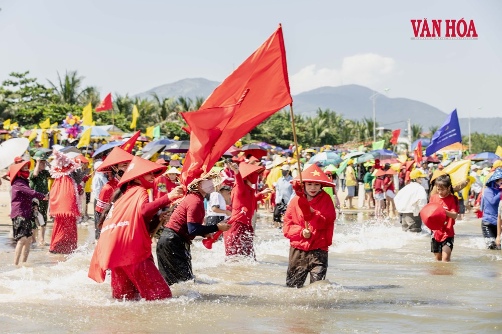 Cả làng xuống biển cổ vũ thuyền đua - ảnh 5