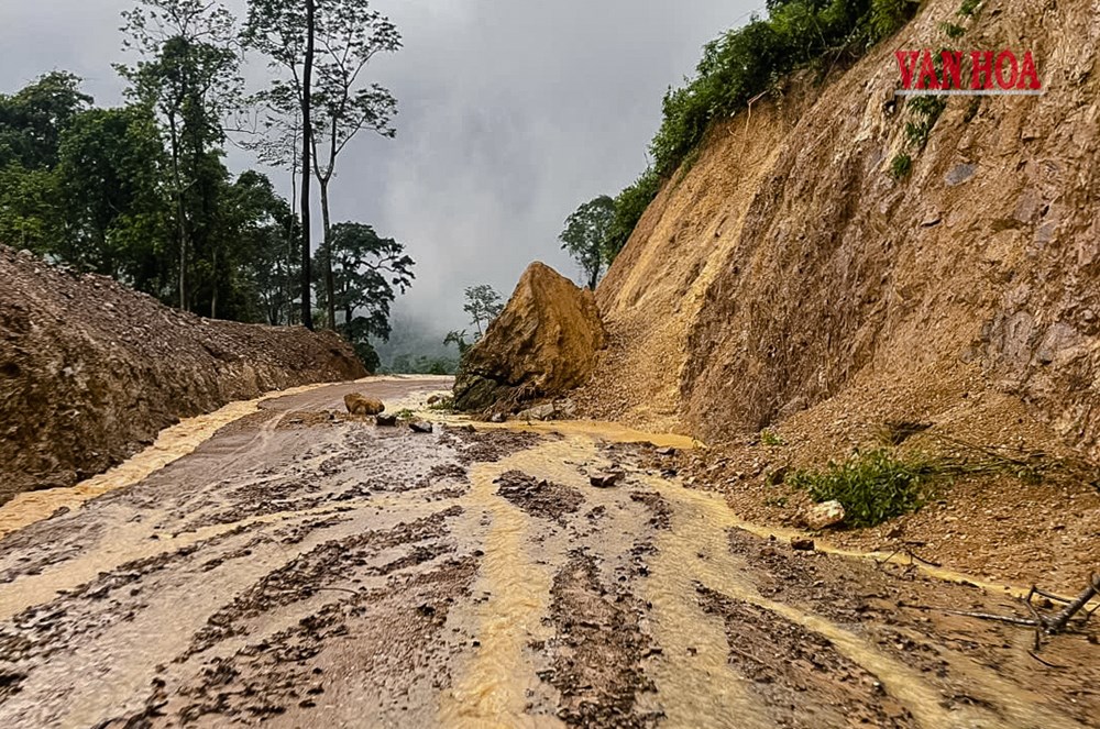 Người dân vùng biên giới chạy lũ trong đêm - ảnh 3