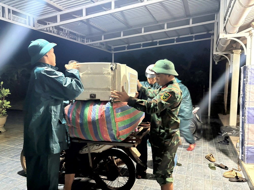 Bộ đội Biên phòng giúp dân vùng lũ ổn định cuộc sống - ảnh 2