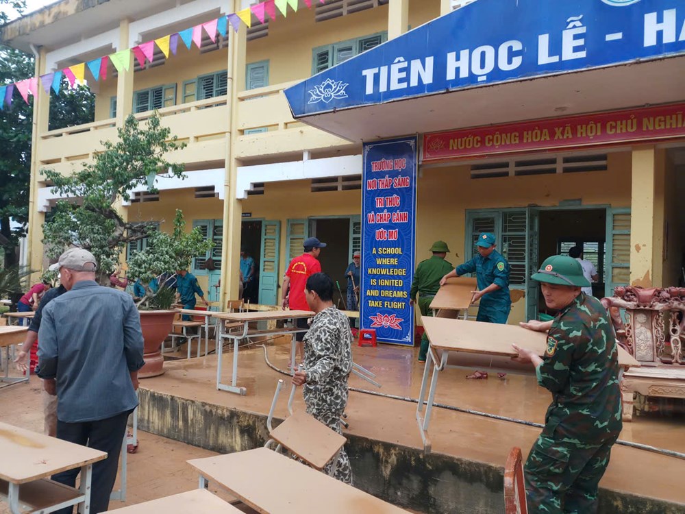 Bộ đội Biên phòng giúp dân vùng lũ ổn định cuộc sống - ảnh 1