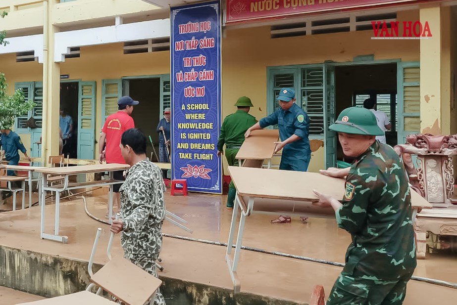 Thầy cô còng lưng dọn dẹp trường sau mưa lũ - ảnh 3
