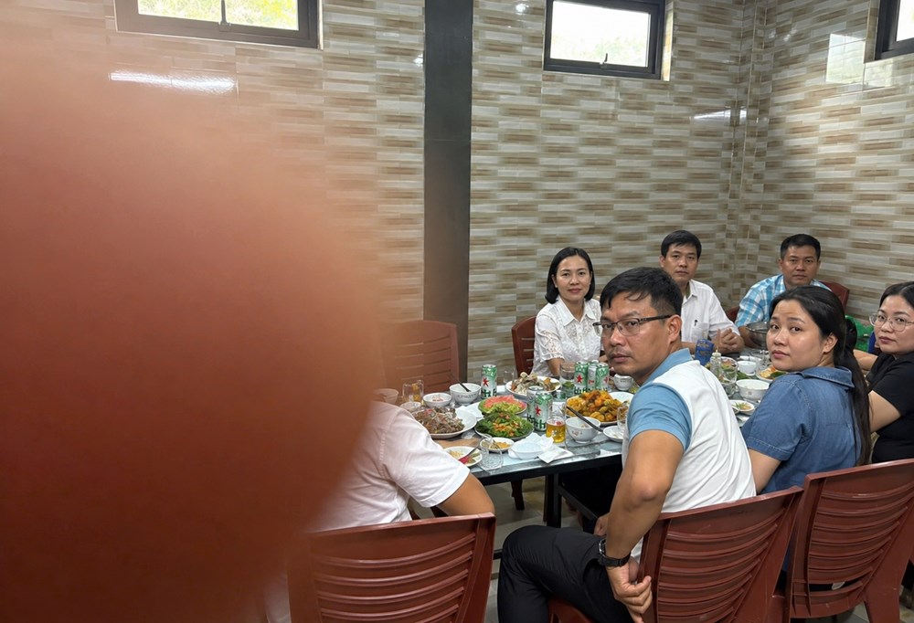 Cán bộ xã uống rượu bia trong giờ hành chính? - ảnh 1