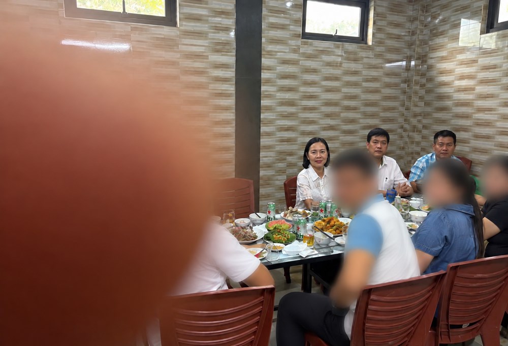 Cán bộ xã uống rượu bia trong giờ hành chính? - ảnh 1
