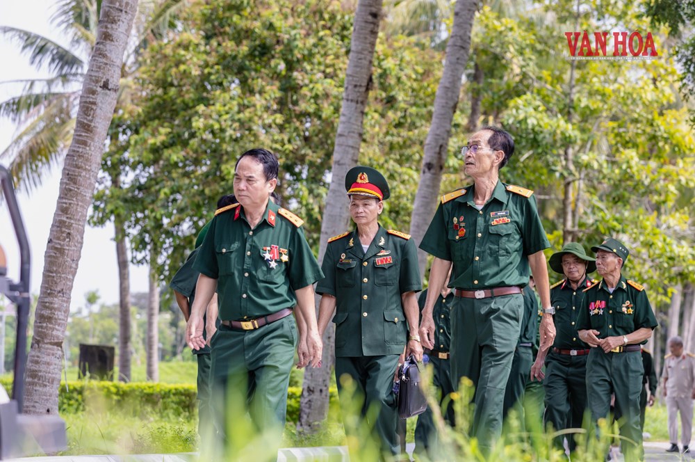 Nước mắt sau 54 năm trở lại Thành cổ - ảnh 1
