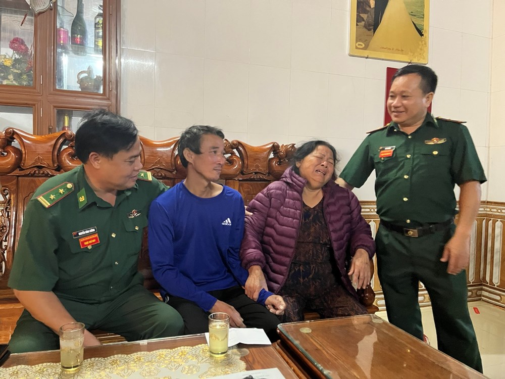 Ngư dân thoát chết kỳ diệu sau gần 8 giờ vật lộn với sóng dữ - ảnh 1