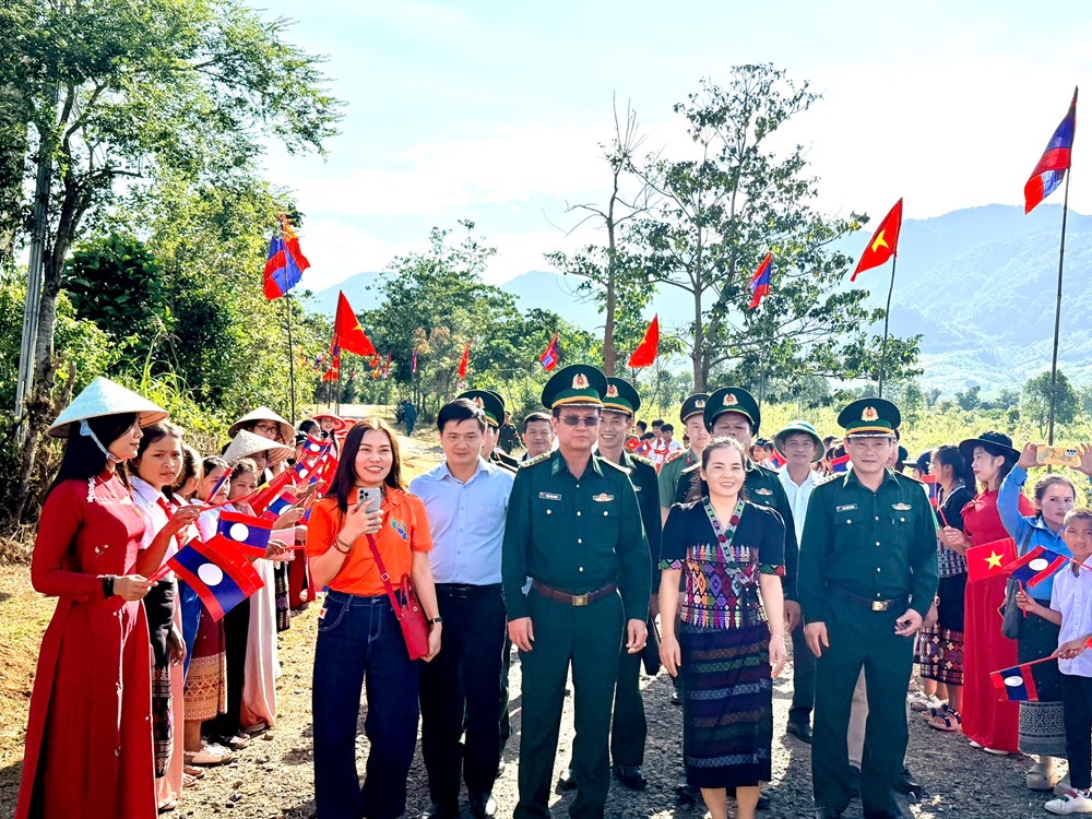 Vun đắp tình đoàn kết Việt - Lào nơi biên giới - ảnh 1
