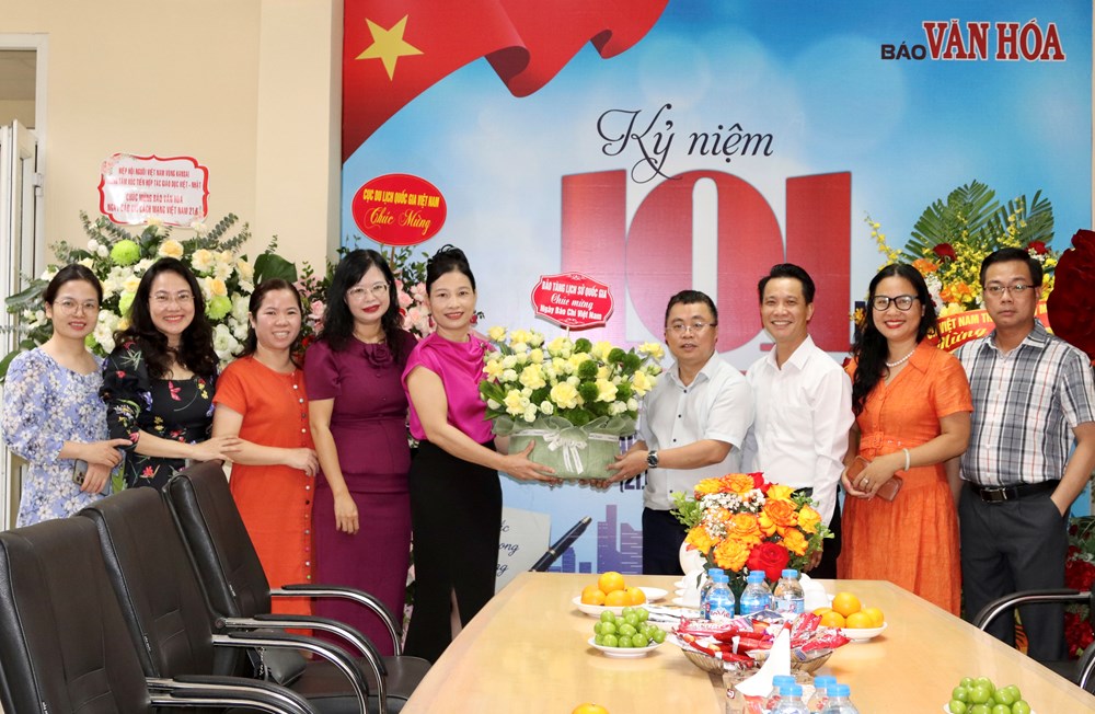 Các cơ quan, đơn vị thăm, chúc mừng Báo Văn Hóa nhân kỷ niệm 101 năm Ngày Báo chí Cách mạng Việt Nam - ảnh 7