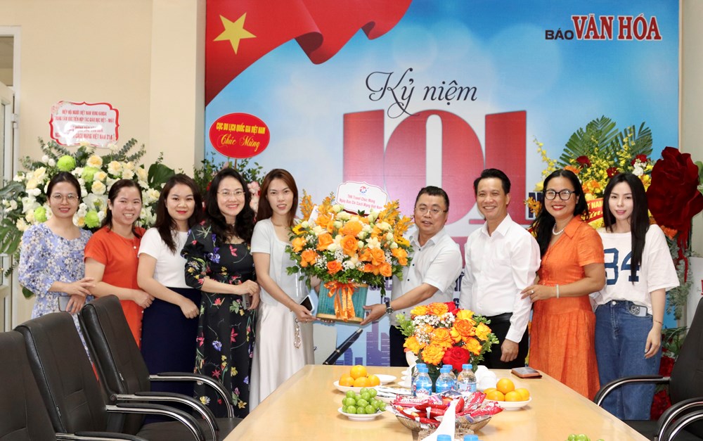 Các cơ quan, đơn vị thăm, chúc mừng Báo Văn Hóa nhân kỷ niệm 101 năm Ngày Báo chí Cách mạng Việt Nam - ảnh 13