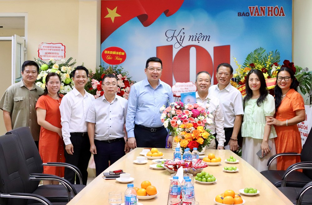 Các cơ quan, đơn vị thăm, chúc mừng Báo Văn Hóa nhân kỷ niệm 101 năm Ngày Báo chí Cách mạng Việt Nam - ảnh 2