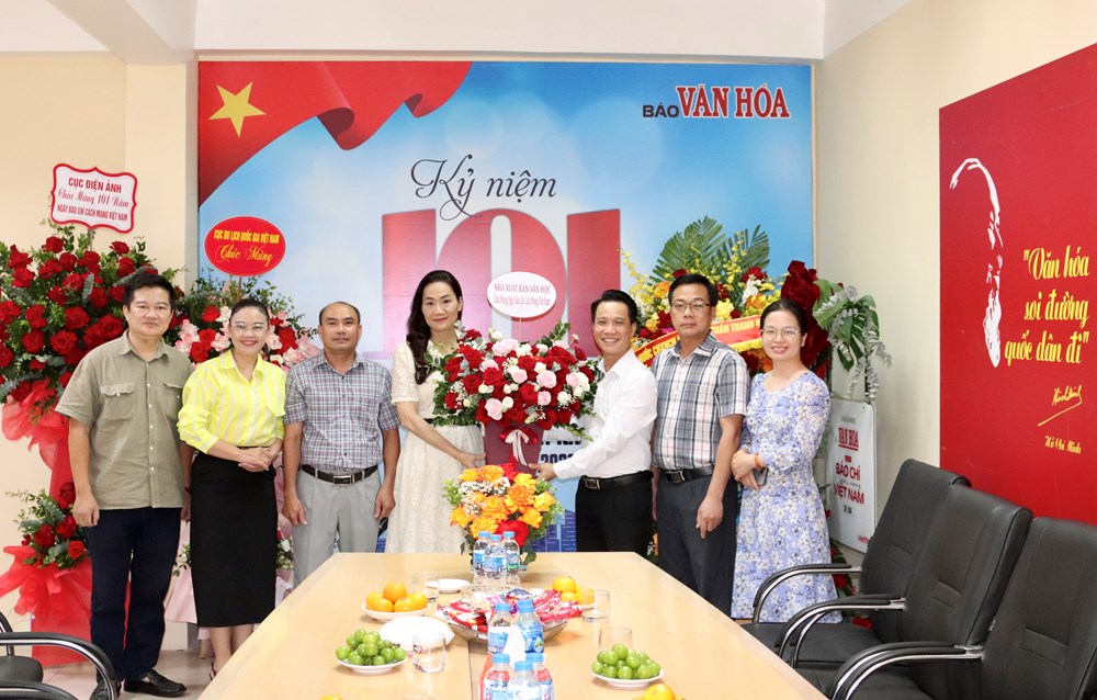 Các cơ quan, đơn vị thăm, chúc mừng Báo Văn Hóa nhân kỷ niệm 101 năm Ngày Báo chí Cách mạng Việt Nam - ảnh 12