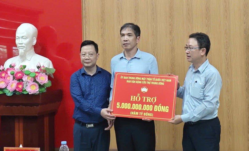 MTTQ Việt Nam hỗ trợ Lai Châu 5 tỉ đồng khắc phục hậu quả mưa lũ - ảnh 1