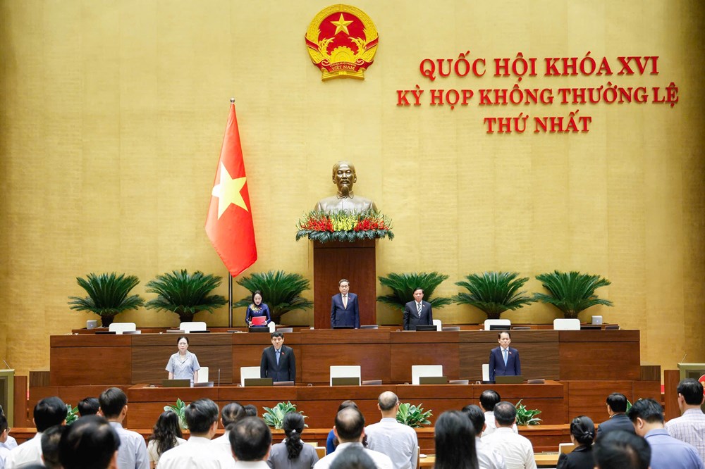 Quốc hội dành phút mặc niệm Chủ tịch Quốc hội Lào Saysomphone Phomvihane - ảnh 1