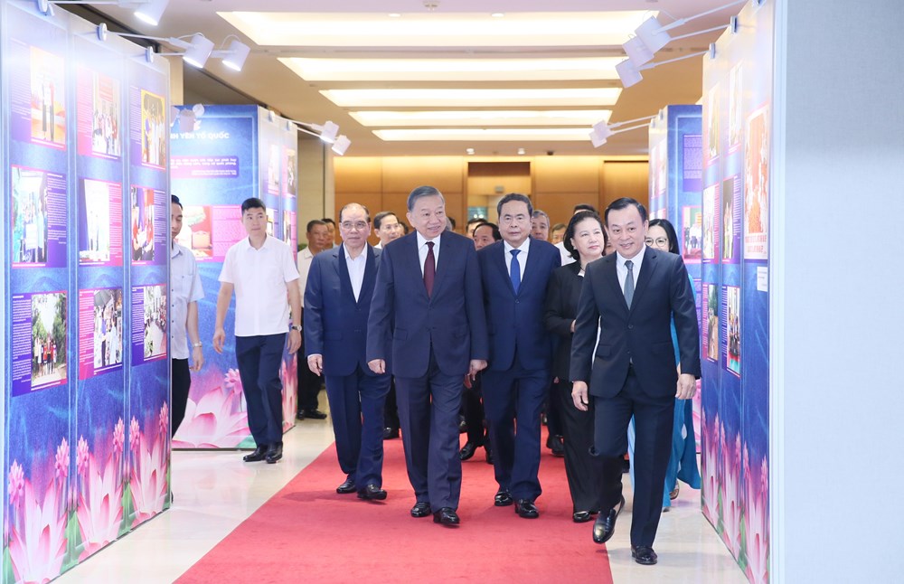 Tổng Bí thư, Chủ tịch nước Tô Lâm tham quan Triển lãm “Những tấm gương bình dị mà cao quý” - ảnh 1