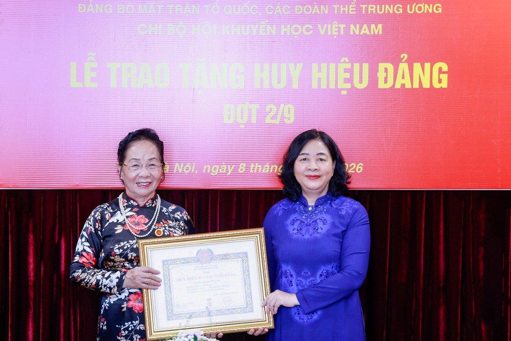 Trao Huy hiệu 45 năm tuổi Đảng cho nguyên Phó Chủ tịch nước Nguyễn Thị Doan - ảnh 2