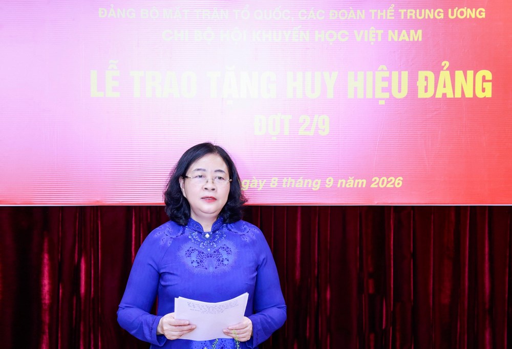 Trao Huy hiệu 45 năm tuổi Đảng cho nguyên Phó Chủ tịch nước Nguyễn Thị Doan - ảnh 3