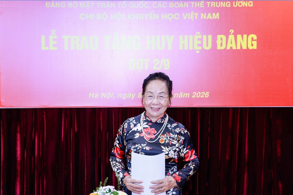 Trao Huy hiệu 45 năm tuổi Đảng cho nguyên Phó Chủ tịch nước Nguyễn Thị Doan - ảnh 4