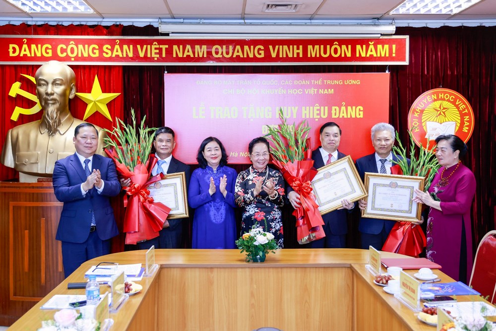 Trao Huy hiệu 45 năm tuổi Đảng cho nguyên Phó Chủ tịch nước Nguyễn Thị Doan - ảnh 1