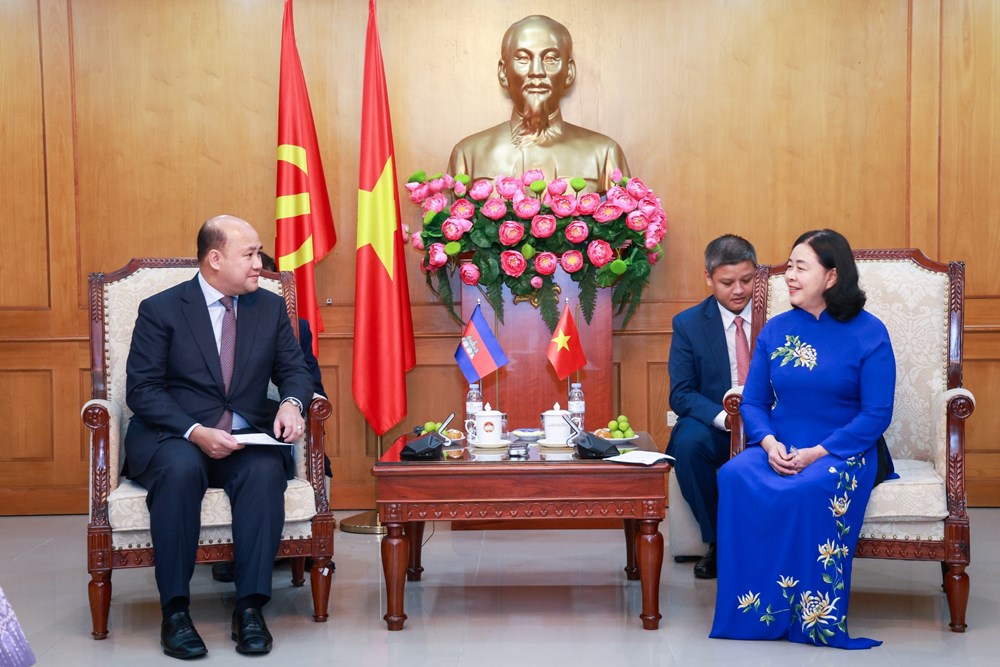 Chủ tịch Ủy ban Trung ương MTTQ Việt Nam Bùi Thị Minh Hoài tiếp Đoàn đại biểu Hội LHTN Campuchia - ảnh 1