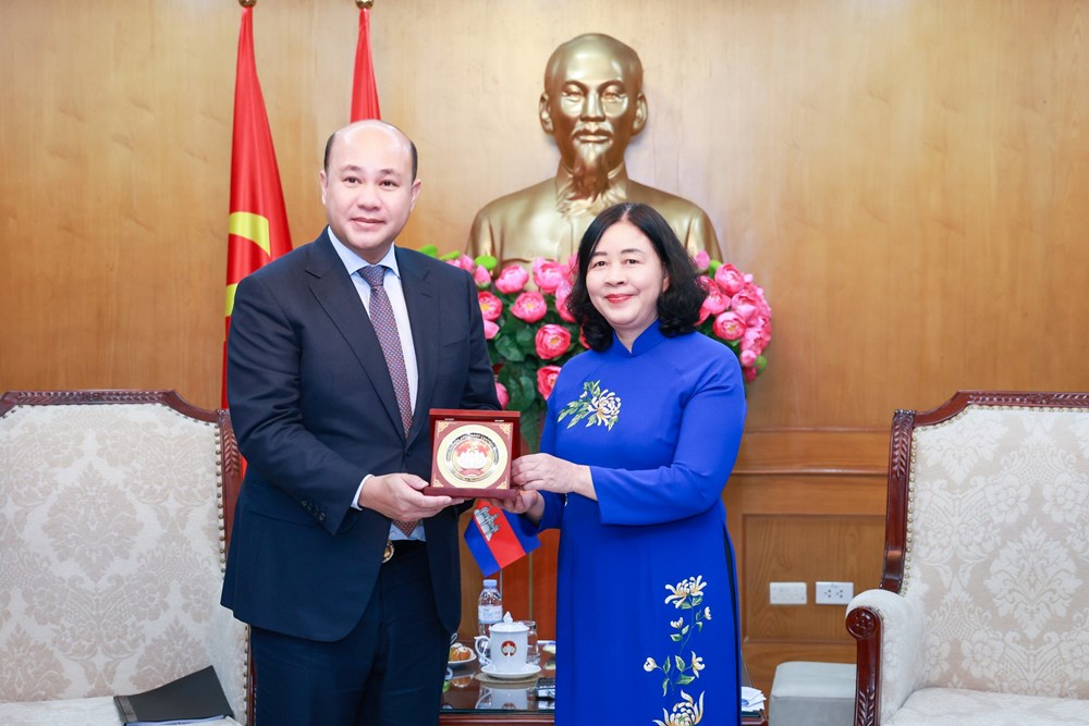 Chủ tịch Ủy ban Trung ương MTTQ Việt Nam Bùi Thị Minh Hoài tiếp Đoàn đại biểu Hội LHTN Campuchia - ảnh 5