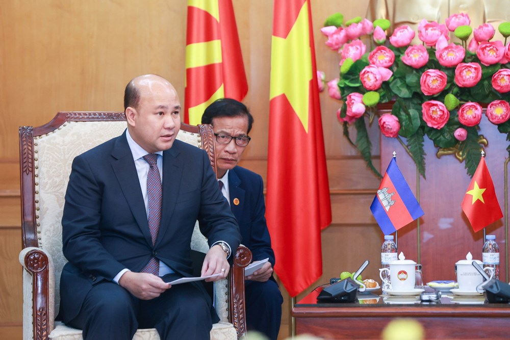 Chủ tịch Ủy ban Trung ương MTTQ Việt Nam Bùi Thị Minh Hoài tiếp Đoàn đại biểu Hội LHTN Campuchia - ảnh 3