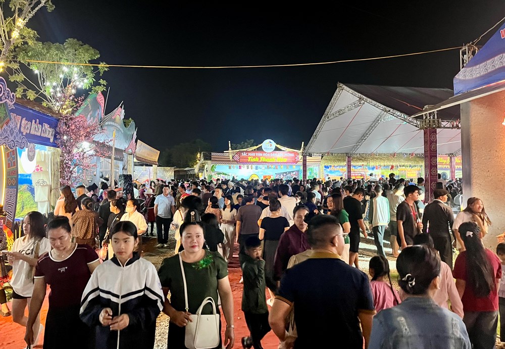 Người dân và du khách đổ về Phố đi bộ Mường Thanh tham dự Ngày hội Văn hóa dân tộc Mông - ảnh 6