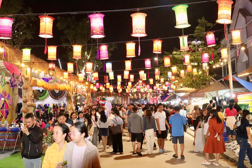 Người dân và du khách đổ về Phố đi bộ Mường Thanh tham dự Ngày hội Văn hóa dân tộc Mông - ảnh 1