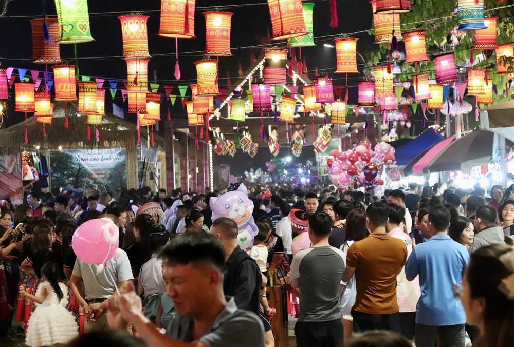 Người dân và du khách đổ về Phố đi bộ Mường Thanh tham dự Ngày hội Văn hóa dân tộc Mông - ảnh 4