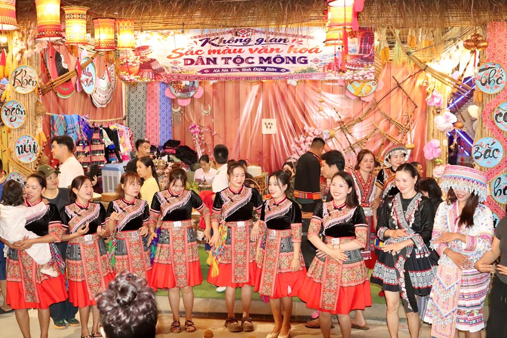 Người dân và du khách đổ về Phố đi bộ Mường Thanh tham dự Ngày hội Văn hóa dân tộc Mông - ảnh 3