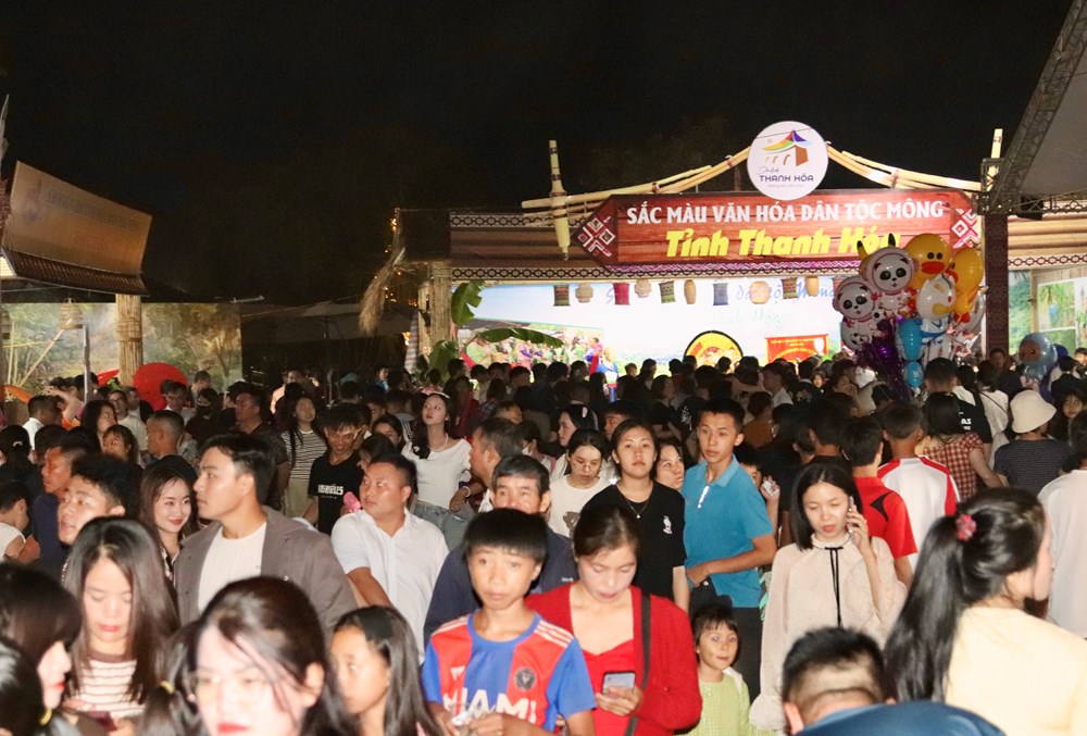 Người dân và du khách đổ về Phố đi bộ Mường Thanh tham dự Ngày hội Văn hóa dân tộc Mông - ảnh 8
