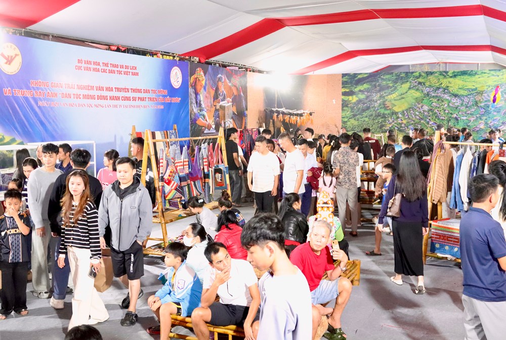 Người dân và du khách đổ về Phố đi bộ Mường Thanh tham dự Ngày hội Văn hóa dân tộc Mông - ảnh 7
