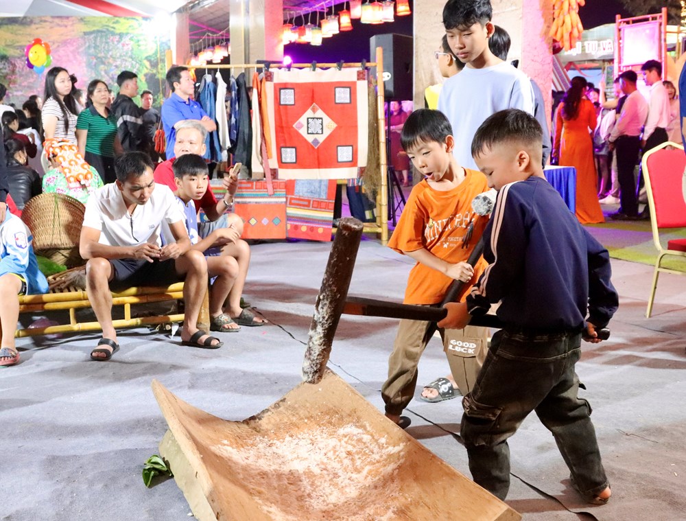 Người dân và du khách đổ về Phố đi bộ Mường Thanh tham dự Ngày hội Văn hóa dân tộc Mông - ảnh 10