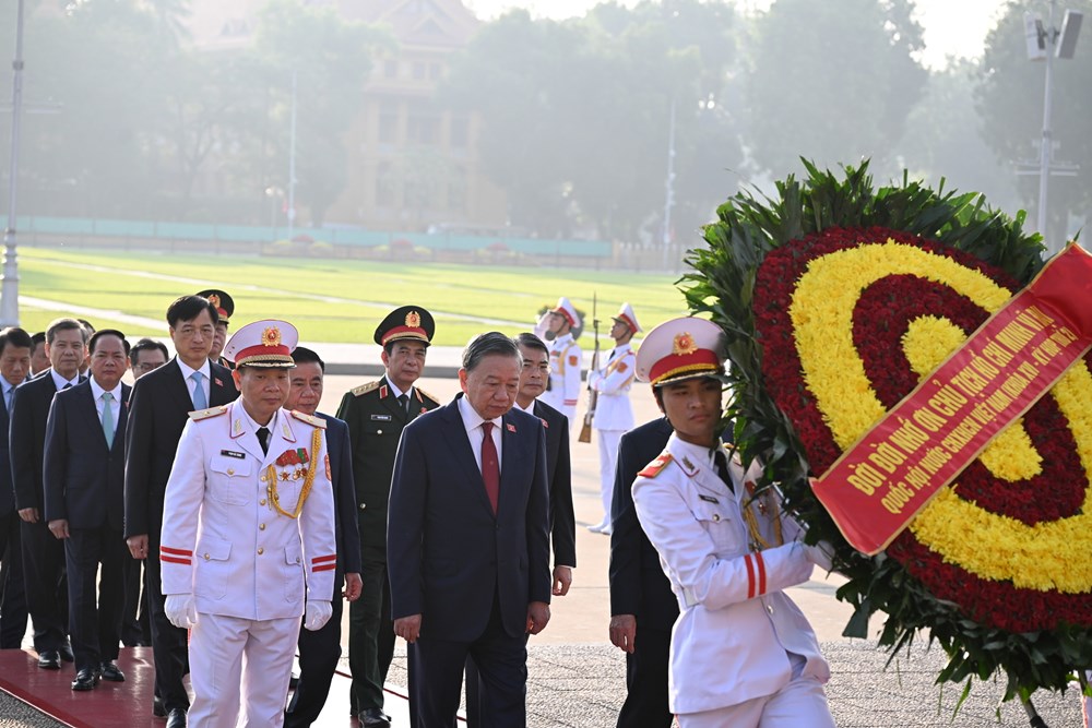 Đoàn đại biểu Quốc hội vào Lăng viếng Chủ tịch Hồ Chí Minh - ảnh 4