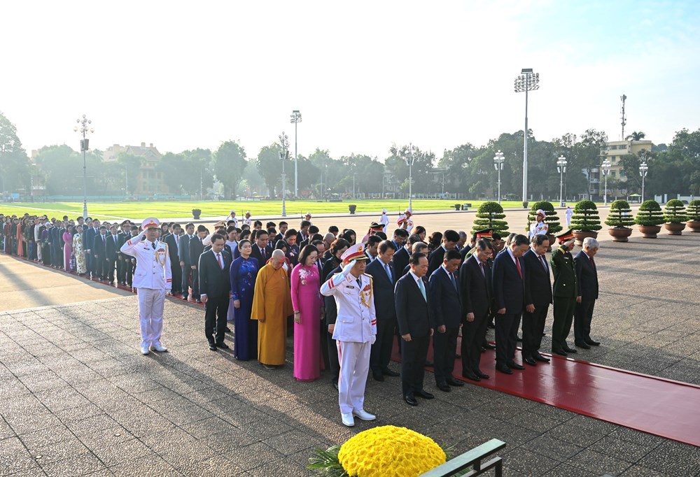 Đoàn đại biểu Quốc hội vào Lăng viếng Chủ tịch Hồ Chí Minh - ảnh 3